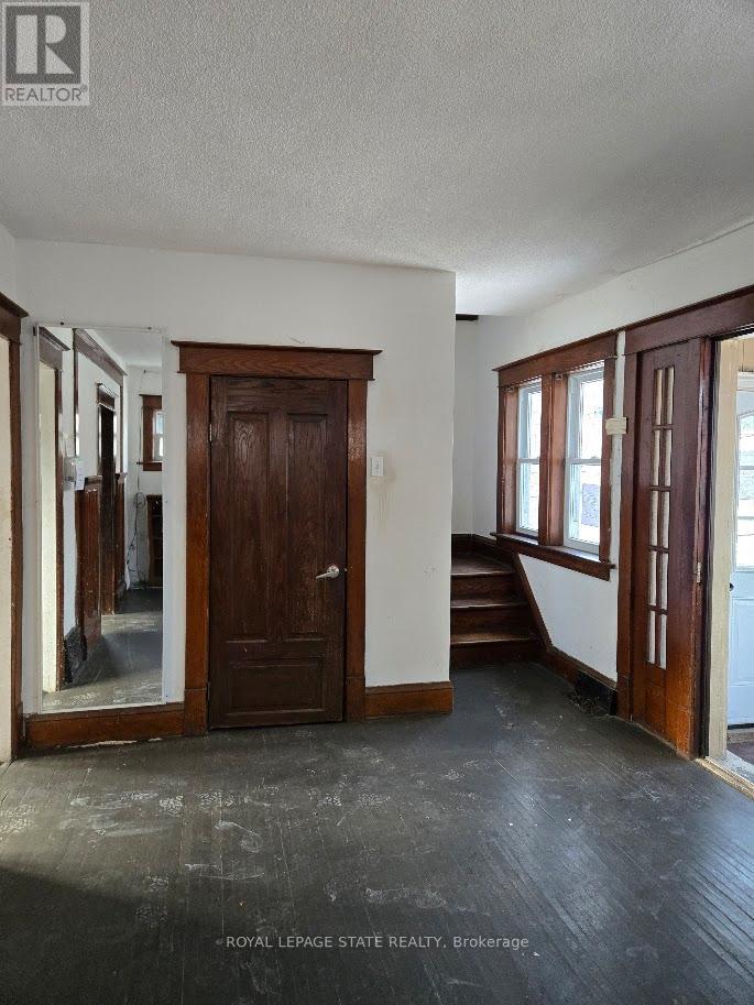 4352 Otter Street, Niagara Falls (Downtown), Ontario  L2E 1G3 - Photo 5 - X12630102