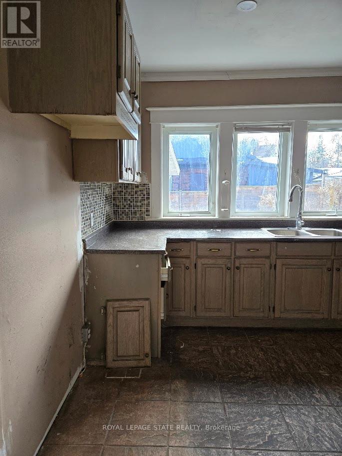 4352 Otter Street, Niagara Falls (Downtown), Ontario  L2E 1G3 - Photo 8 - X12630102