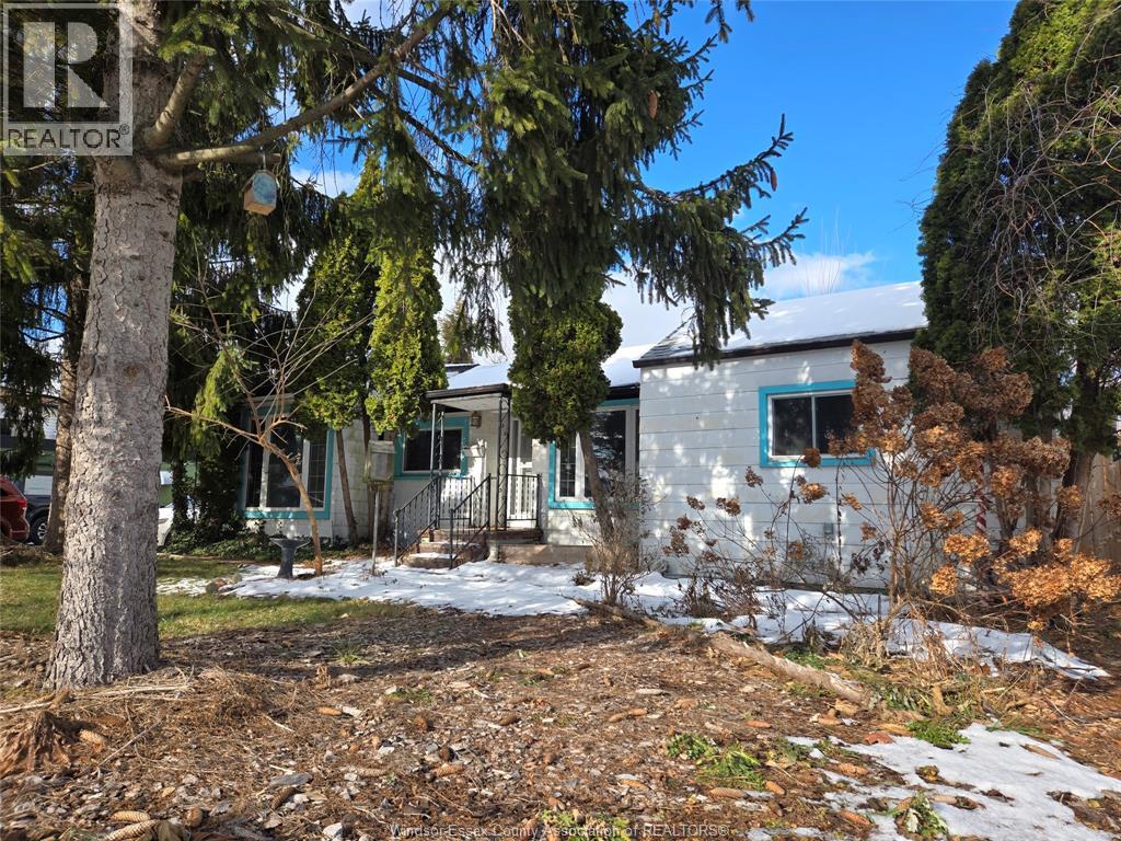 1818 Spring Garden, Windsor, Ontario N9E 3P6 - Photo 1 - 25031625