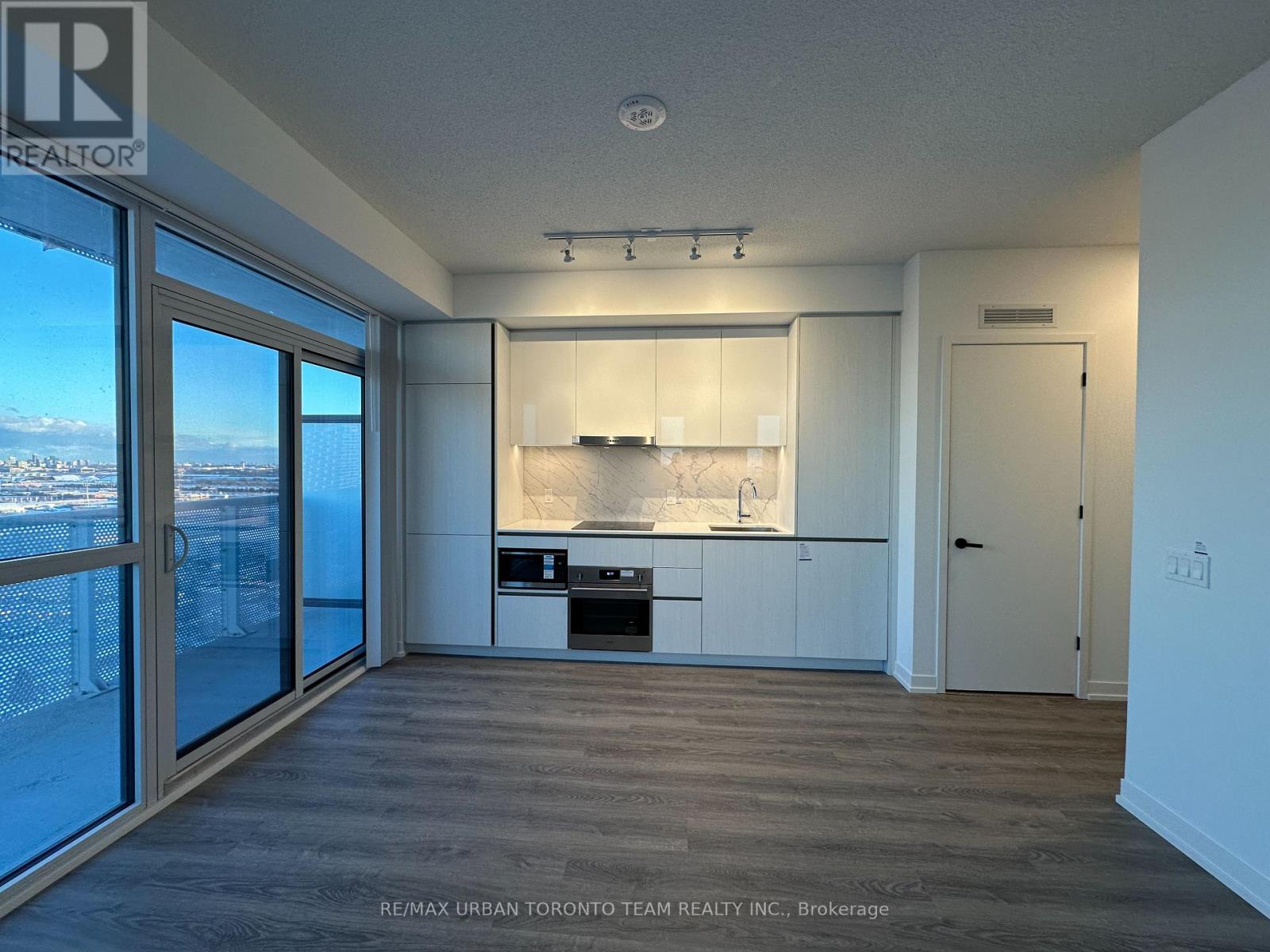 2206 - 8 Interchange Way, Vaughan, Ontario  L4K 5Z7 - Photo 2 - N12630326