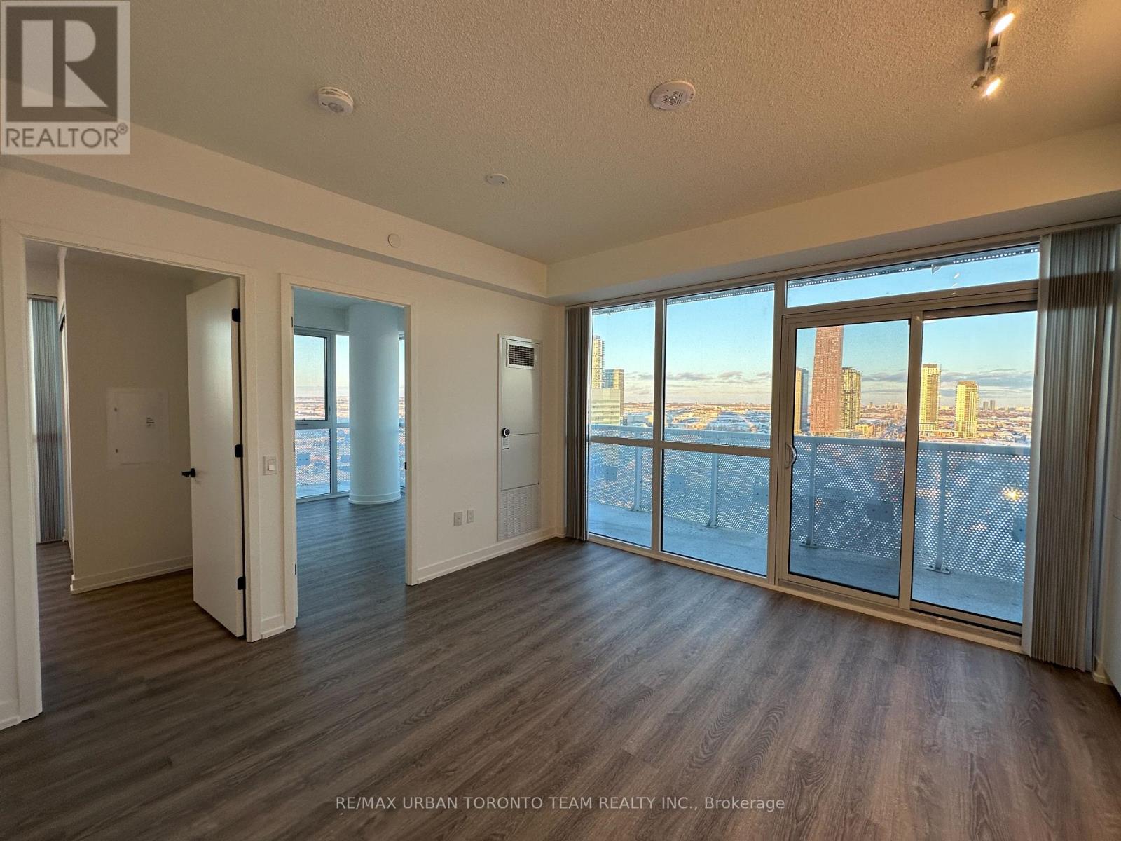 2206 - 8 Interchange Way, Vaughan, Ontario  L4K 5Z7 - Photo 3 - N12630326