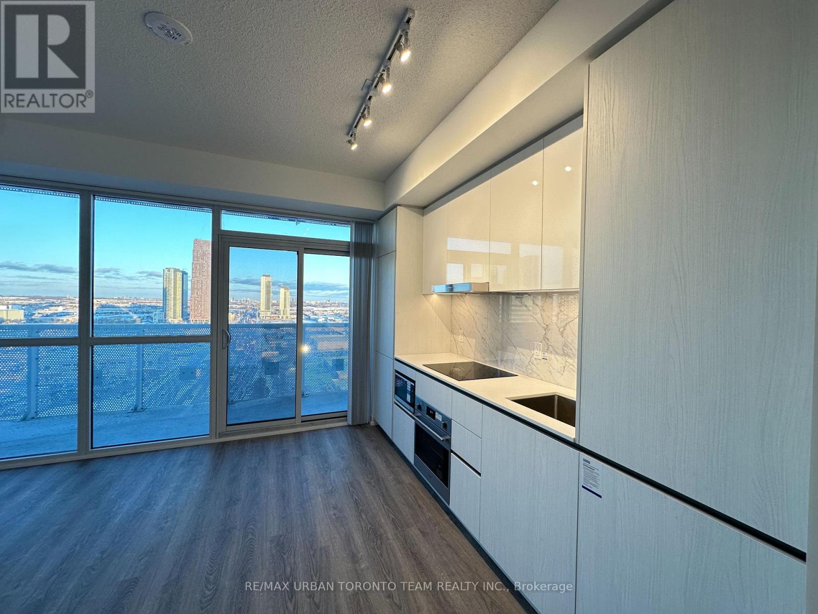 2206 - 8 Interchange Way, Vaughan, Ontario  L4K 5Z7 - Photo 5 - N12630326