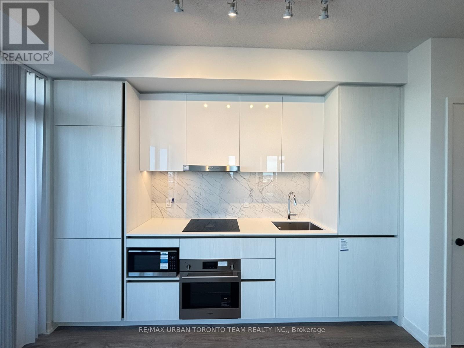 2206 - 8 Interchange Way, Vaughan, Ontario  L4K 5Z7 - Photo 8 - N12630326