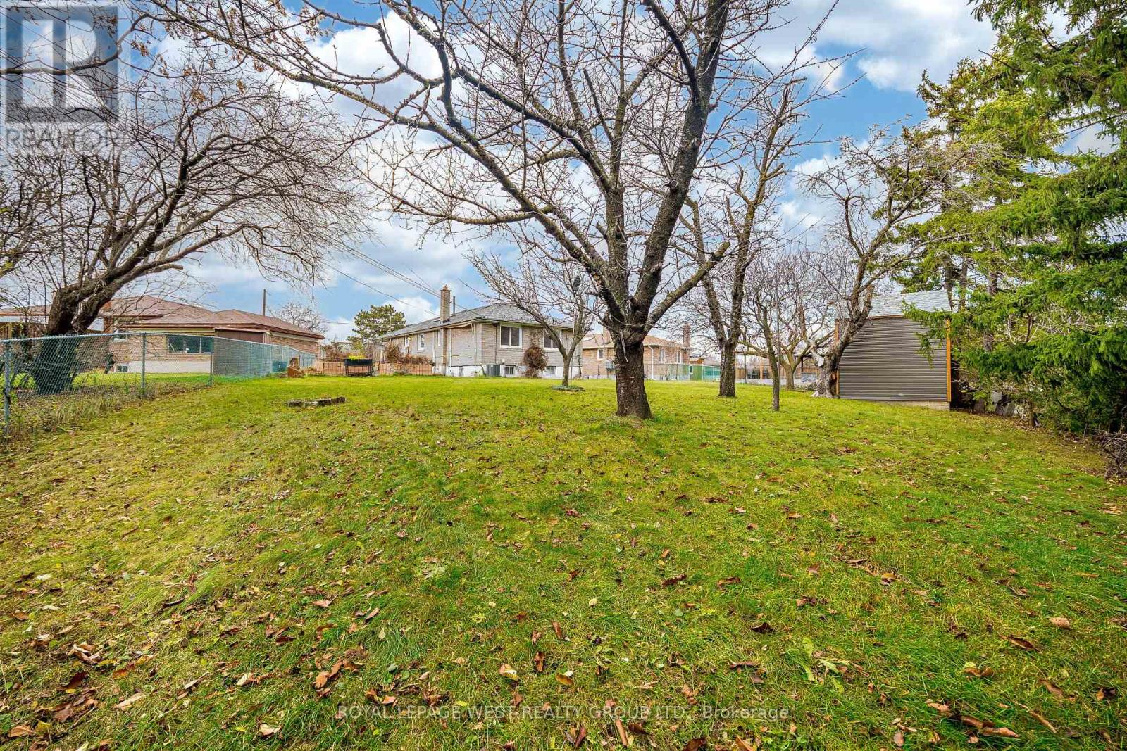 9 Rosefair Crescent, Toronto, Ontario  M9W 3B1 - Photo 12 - W12630320