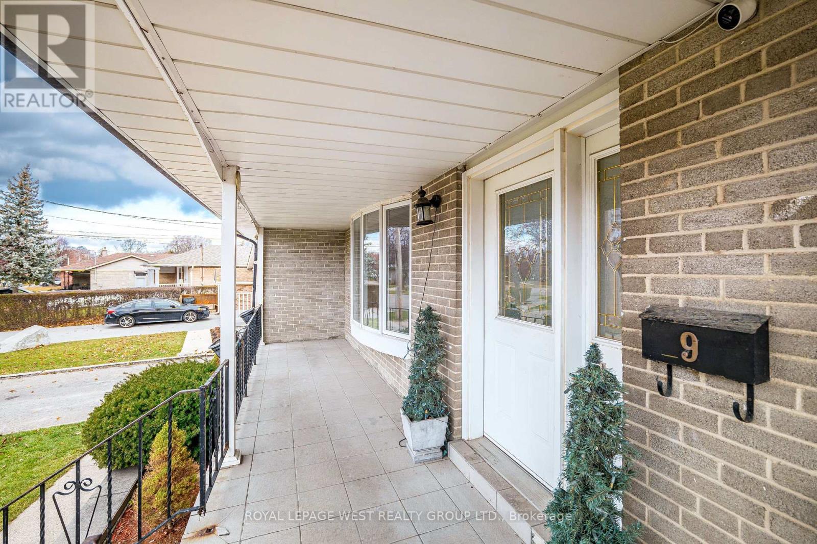 9 Rosefair Crescent, Toronto, Ontario  M9W 3B1 - Photo 2 - W12630320