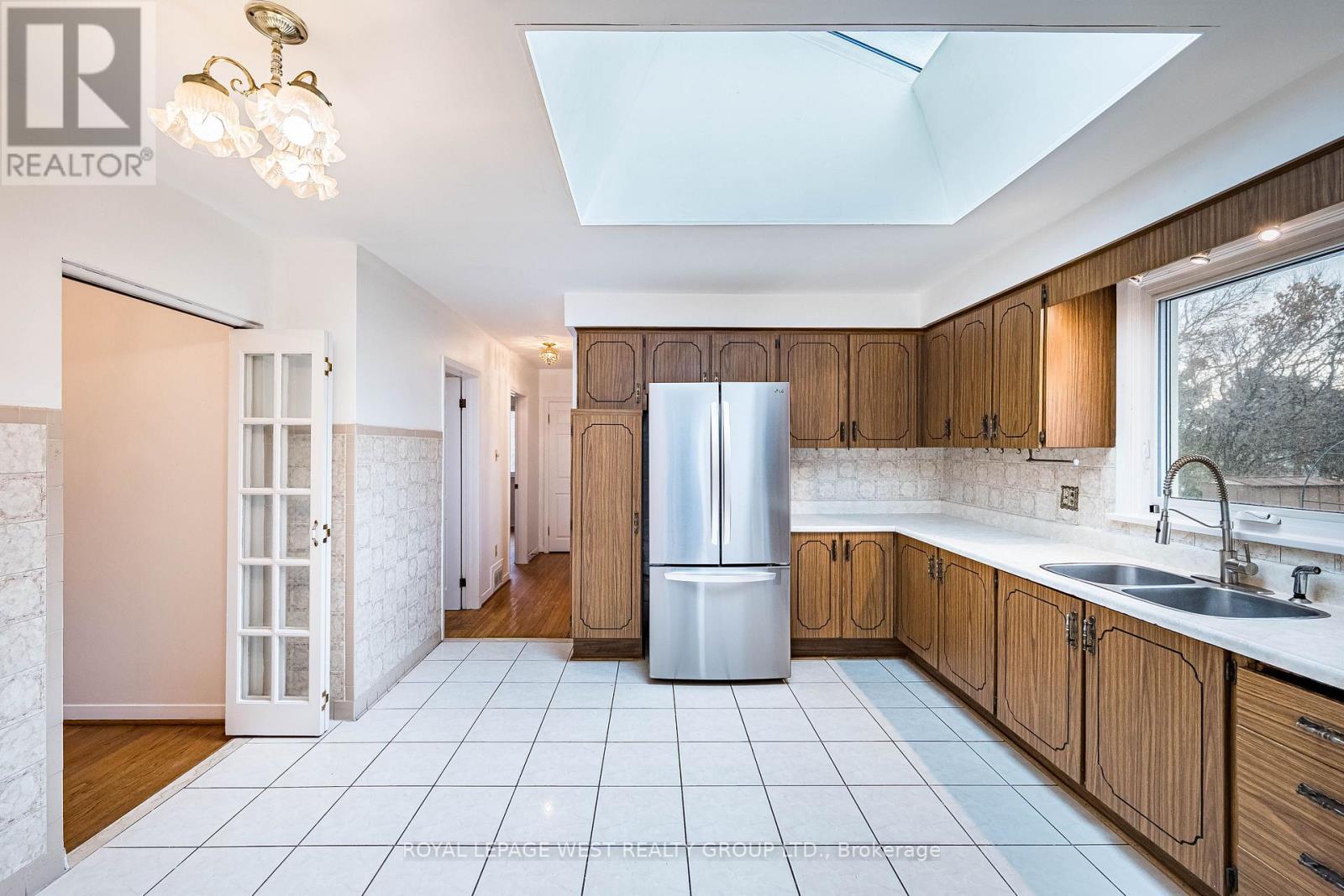 9 Rosefair Crescent, Toronto, Ontario  M9W 3B1 - Photo 5 - W12630320