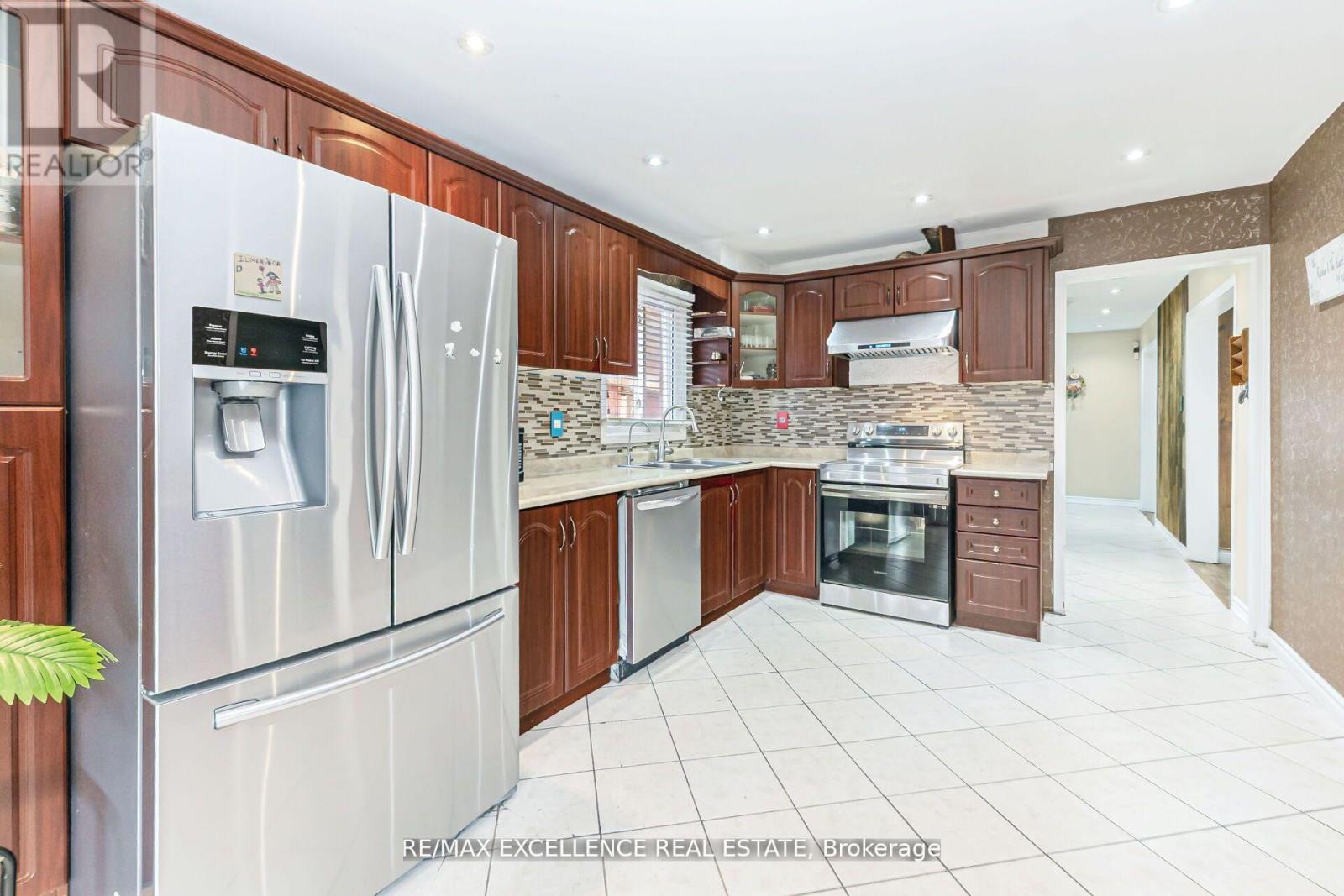 29 Faywood Drive, Brampton, Ontario  L6Y 4K3 - Photo 14 - W12630342