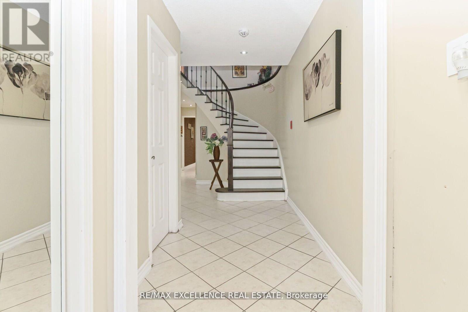 29 Faywood Drive, Brampton, Ontario  L6Y 4K3 - Photo 4 - W12630342