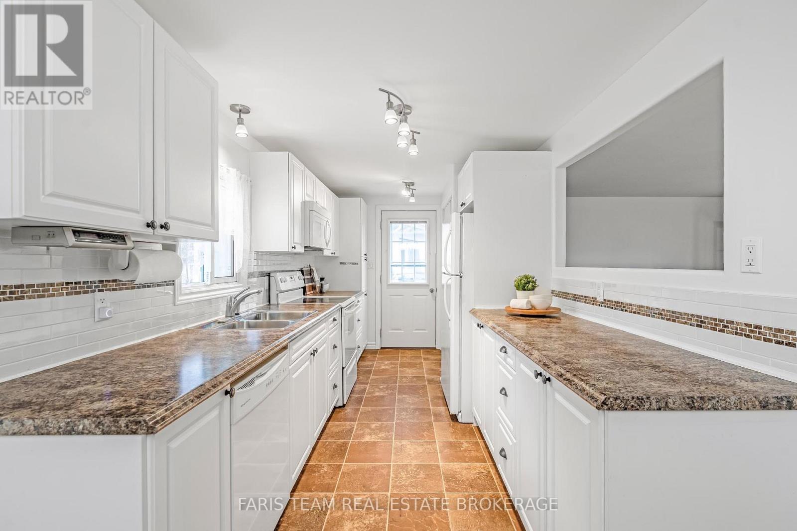 25 Recreation Drive, Innisfil, Ontario L9S 1N5 - Photo 6 - N12536460