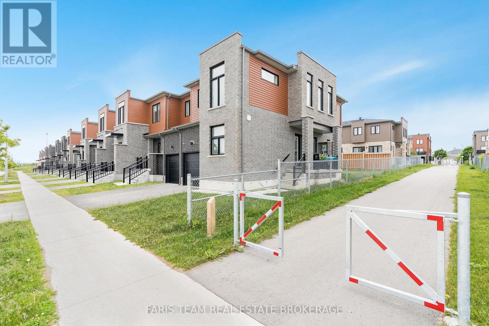 97 Gateland Drive, Barrie, Ontario  L9J 0N2 - Photo 2 - S12424473