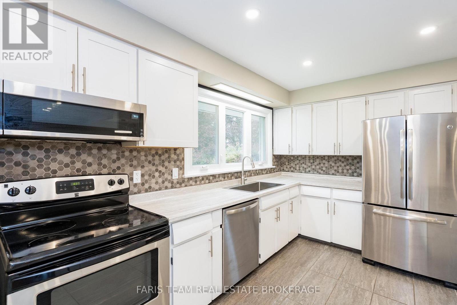 128 Rose Street, Barrie, Ontario  L4M 2T7 - Photo 4 - S12544230