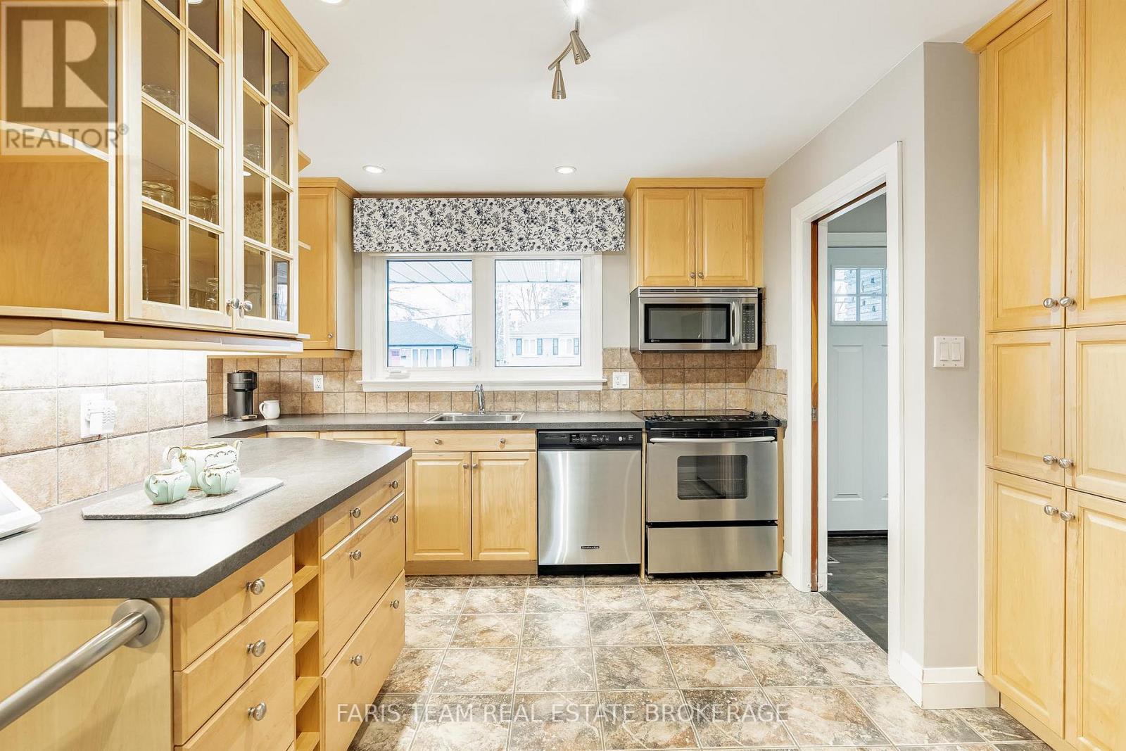 15 Davidson Street, Barrie, Ontario L4M 3R9 - Photo 4 - S12581536