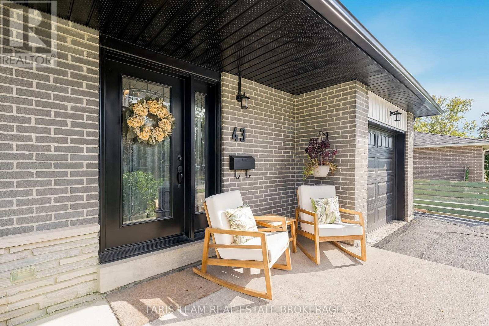 43 Jeffrey Street, Barrie, Ontario L4M 4L4 - Photo 4 - S12589722