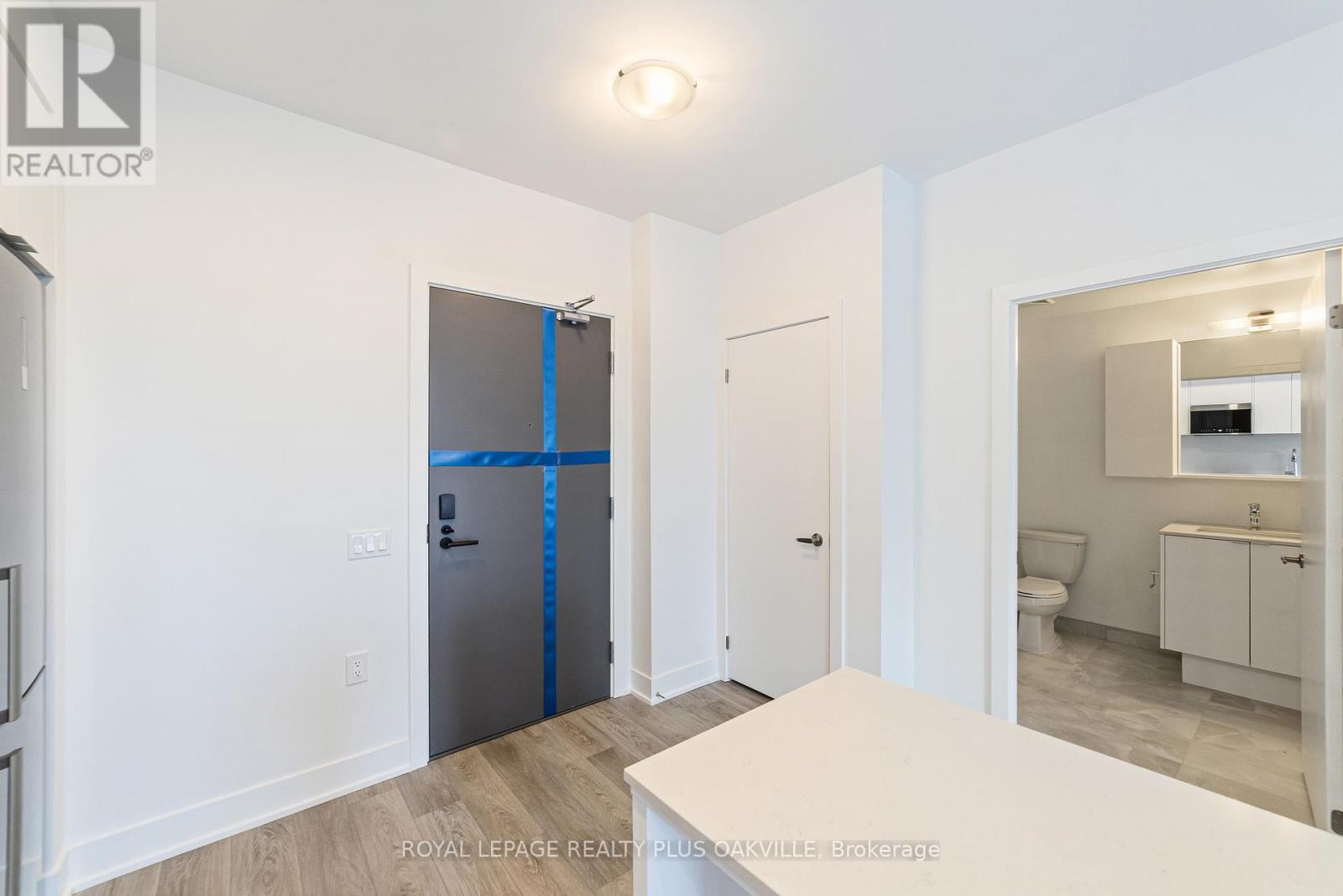 407 - 2088 James Street, Burlington, Ontario  L7R 0H2 - Photo 4 - W12602660