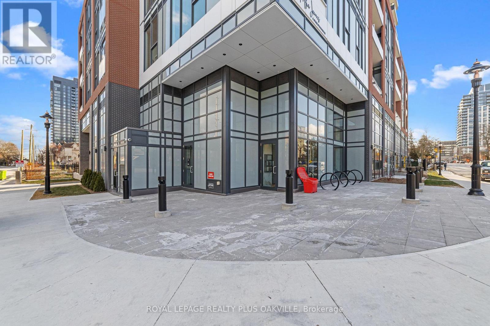 407 - 2088 James Street, Burlington, Ontario  L7R 0H2 - Photo 2 - W12602660