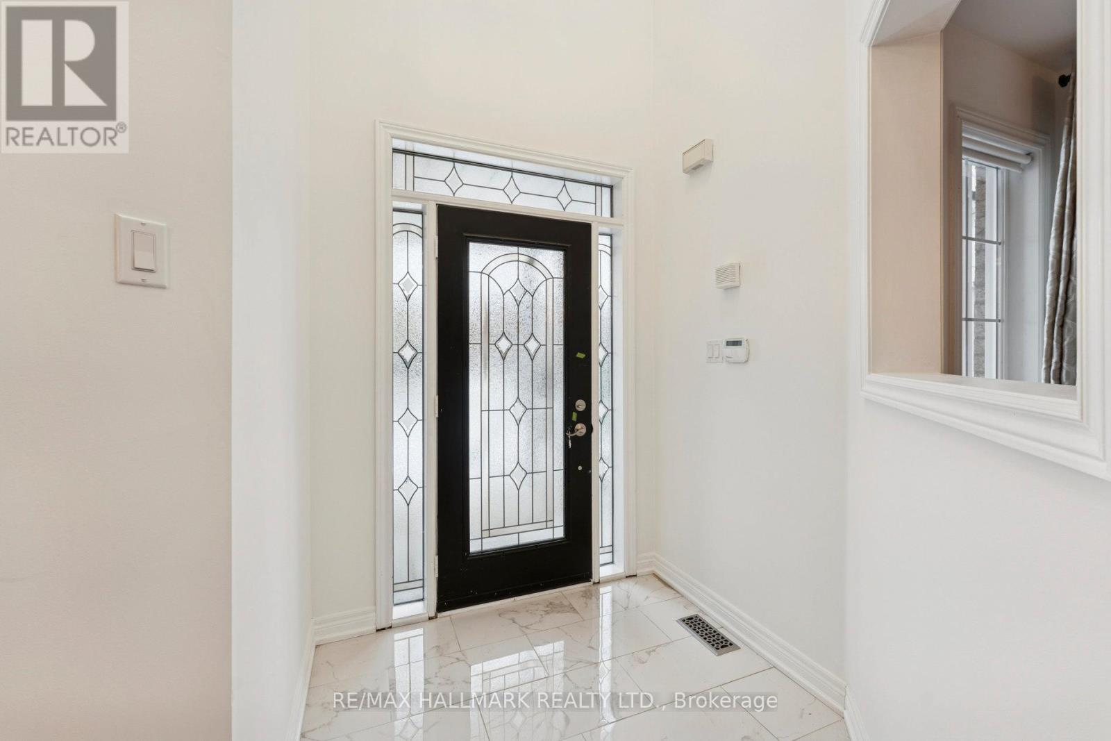 94 Olde Town Road, Brampton, Ontario  L6X 4X9 - Photo 4 - W12630408