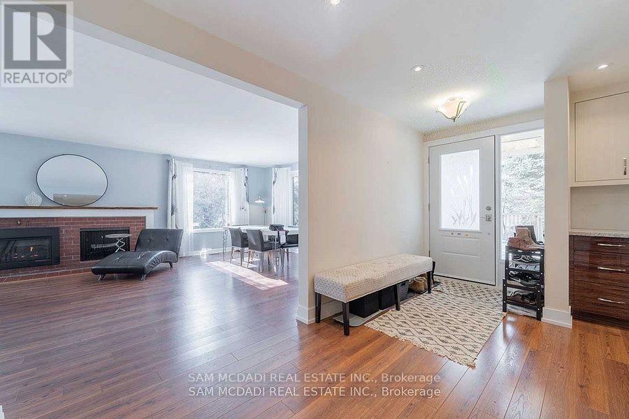 1730 Sunningdale Bend, Mississauga, Ontario  L5J 1G1 - Photo 2 - W12630412