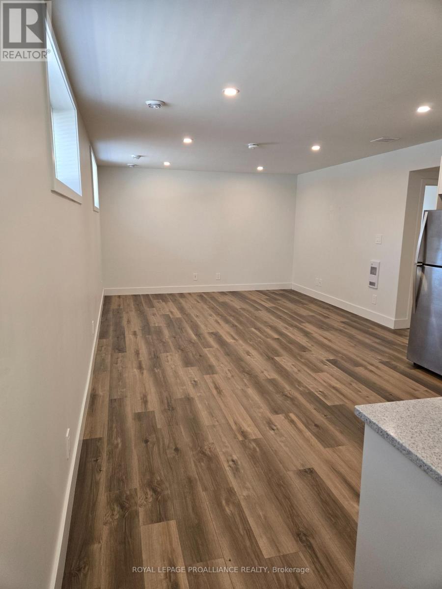 B - 8 Aldersgate Drive, Belleville, Ontario  K8P 4G3 - Photo 8 - X12630544