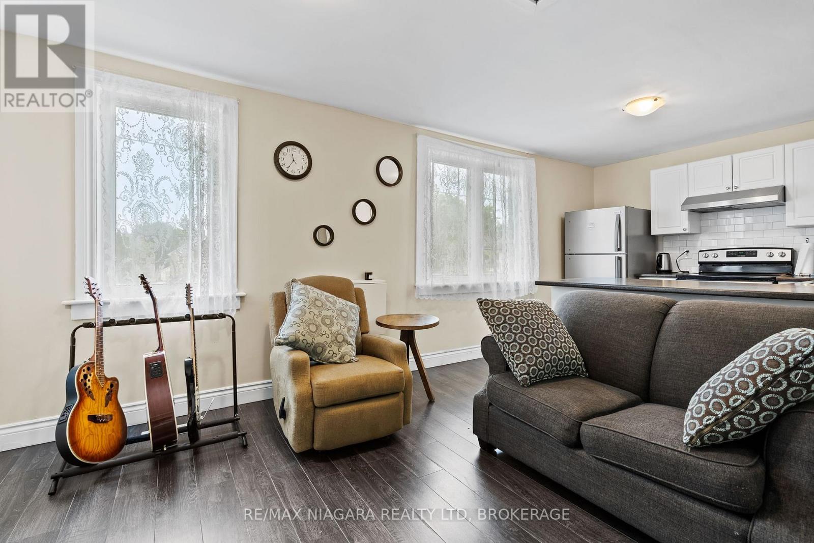 Upper - 47 Chaplin Avenue, St. Catharines, Ontario  L2R 2E4 - Photo 1 - X12630430