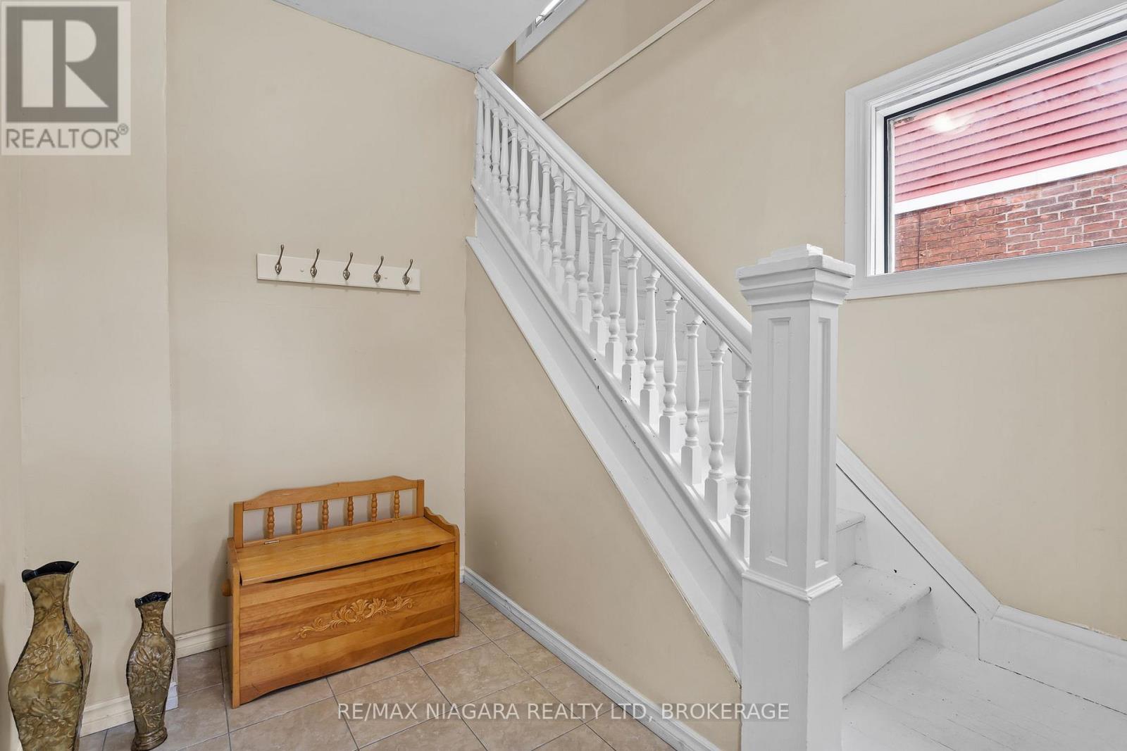 Upper - 47 Chaplin Avenue, St. Catharines, Ontario  L2R 2E4 - Photo 10 - X12630430