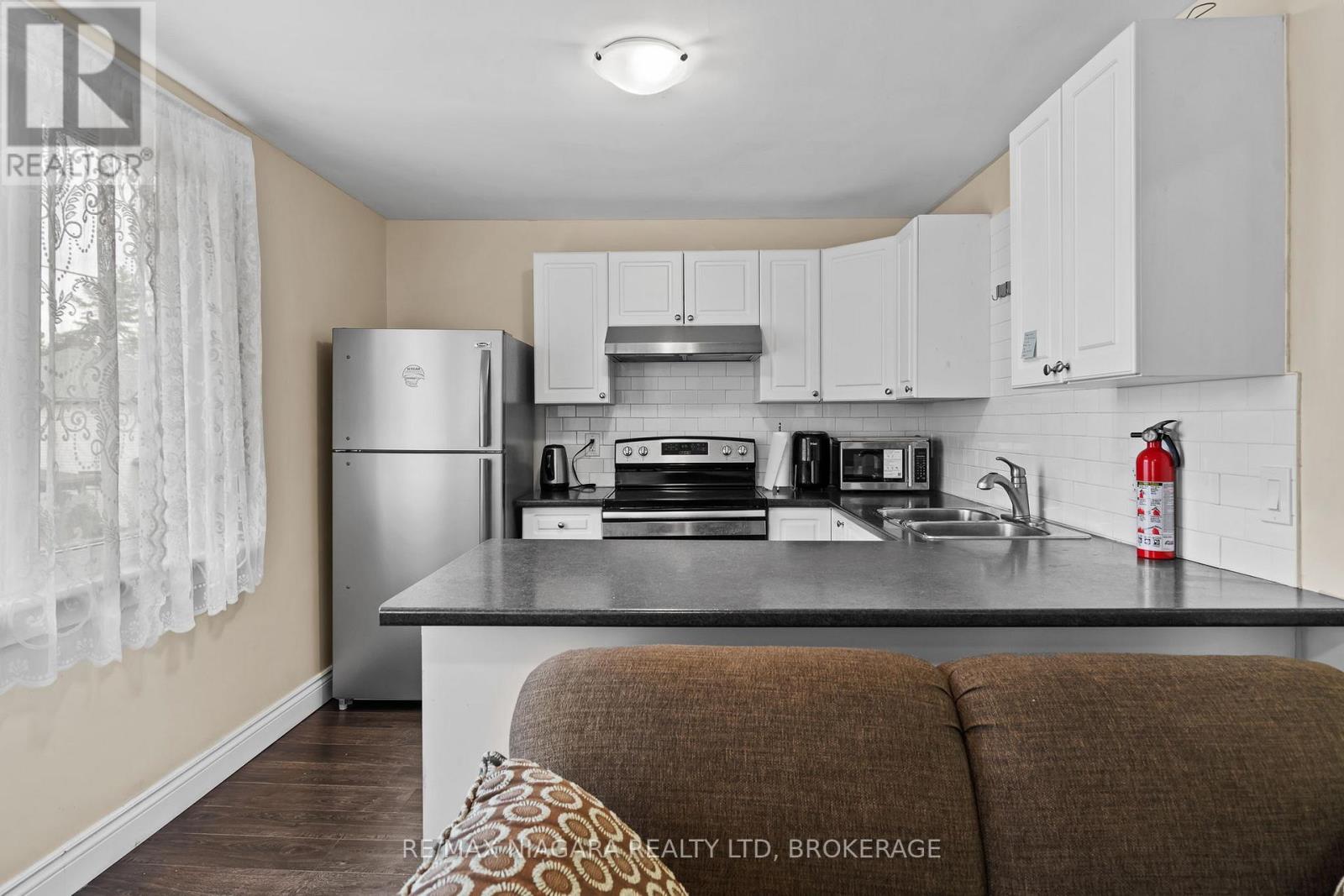 Upper - 47 Chaplin Avenue, St. Catharines, Ontario  L2R 2E4 - Photo 3 - X12630430