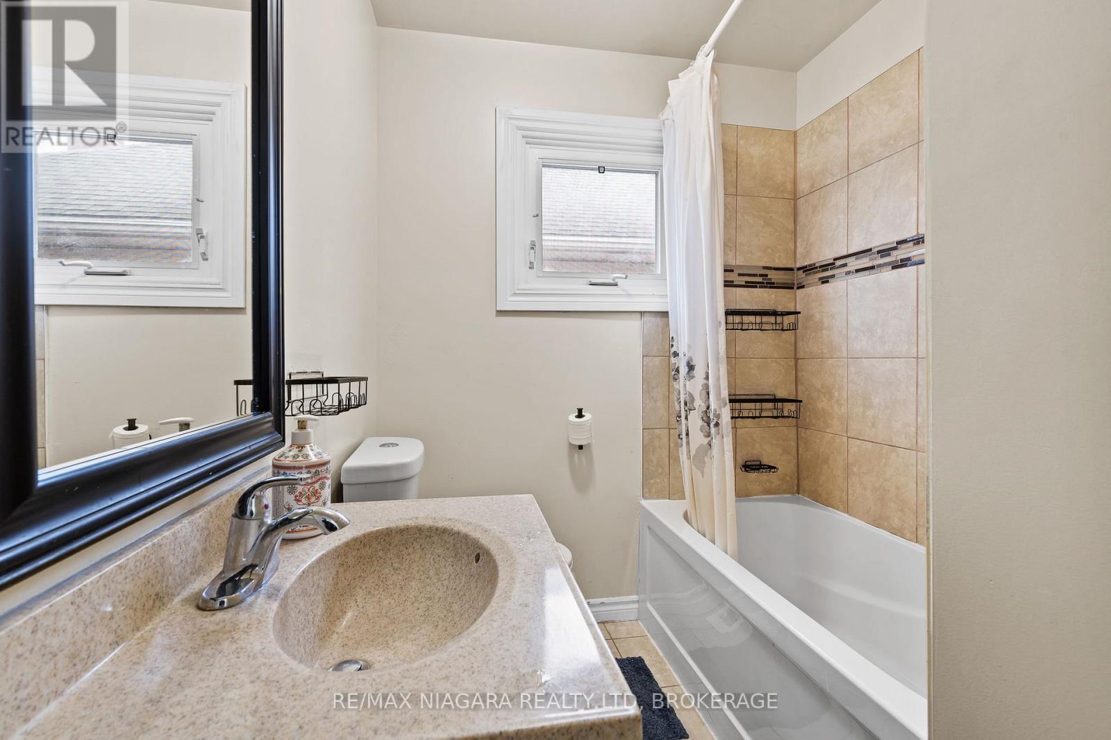 Upper - 47 Chaplin Avenue, St. Catharines, Ontario  L2R 2E4 - Photo 6 - X12630430