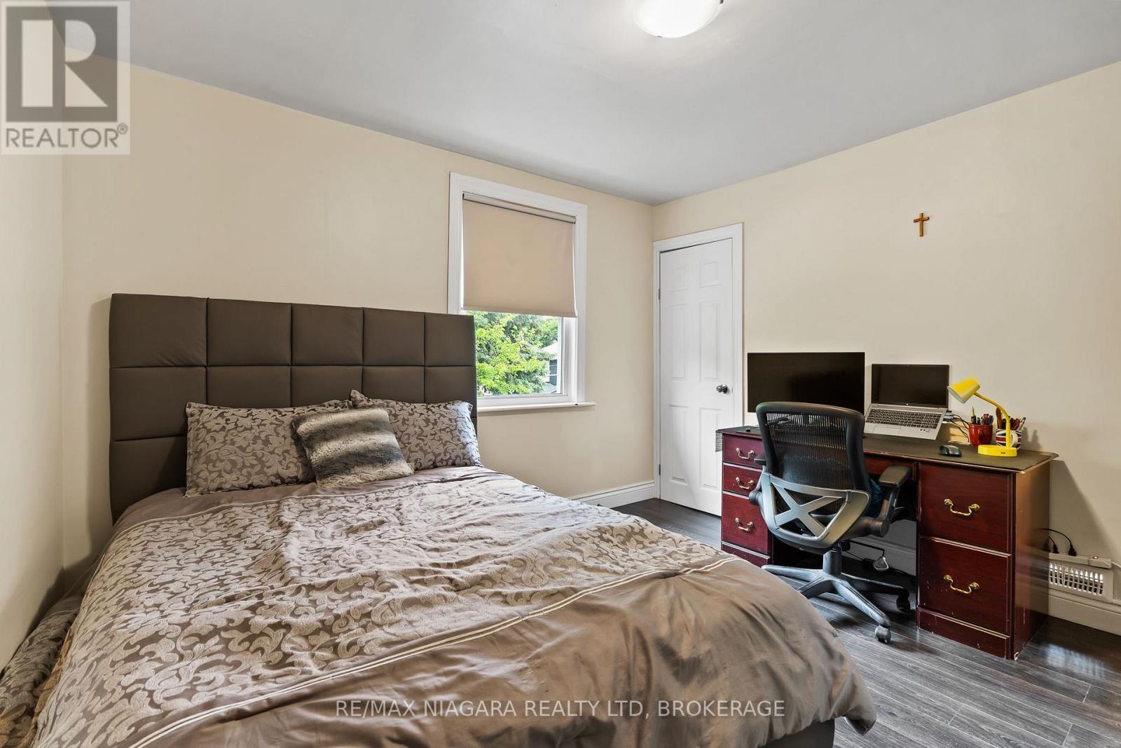 Upper - 47 Chaplin Avenue, St. Catharines, Ontario  L2R 2E4 - Photo 9 - X12630430