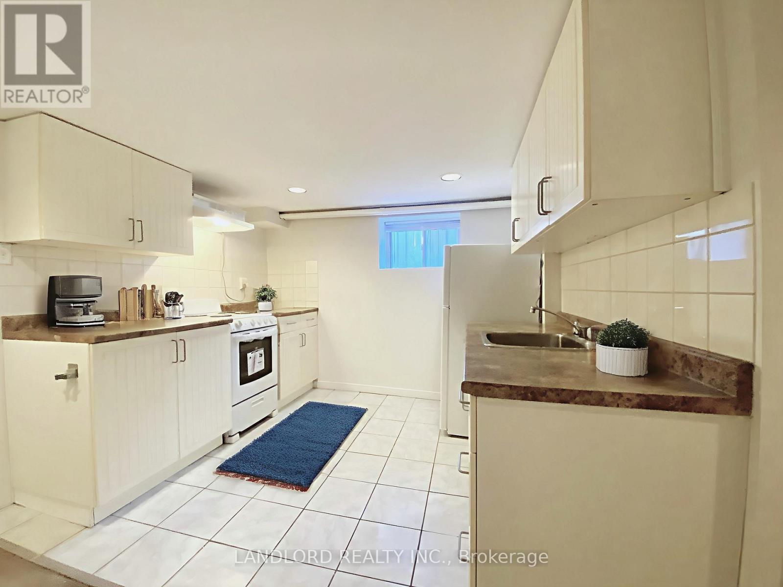 BSMT - 2 CHICORA AVENUE, Toronto, Ontario