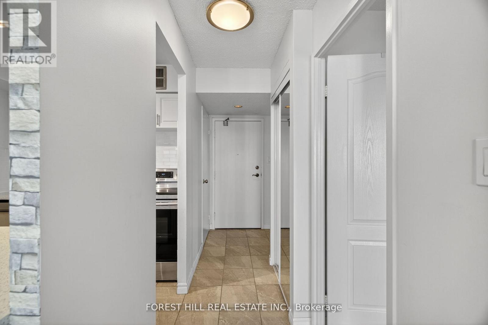 2322 - 633 Bay Street, Toronto, Ontario  M5G 2G4 - Photo 2 - C12630548