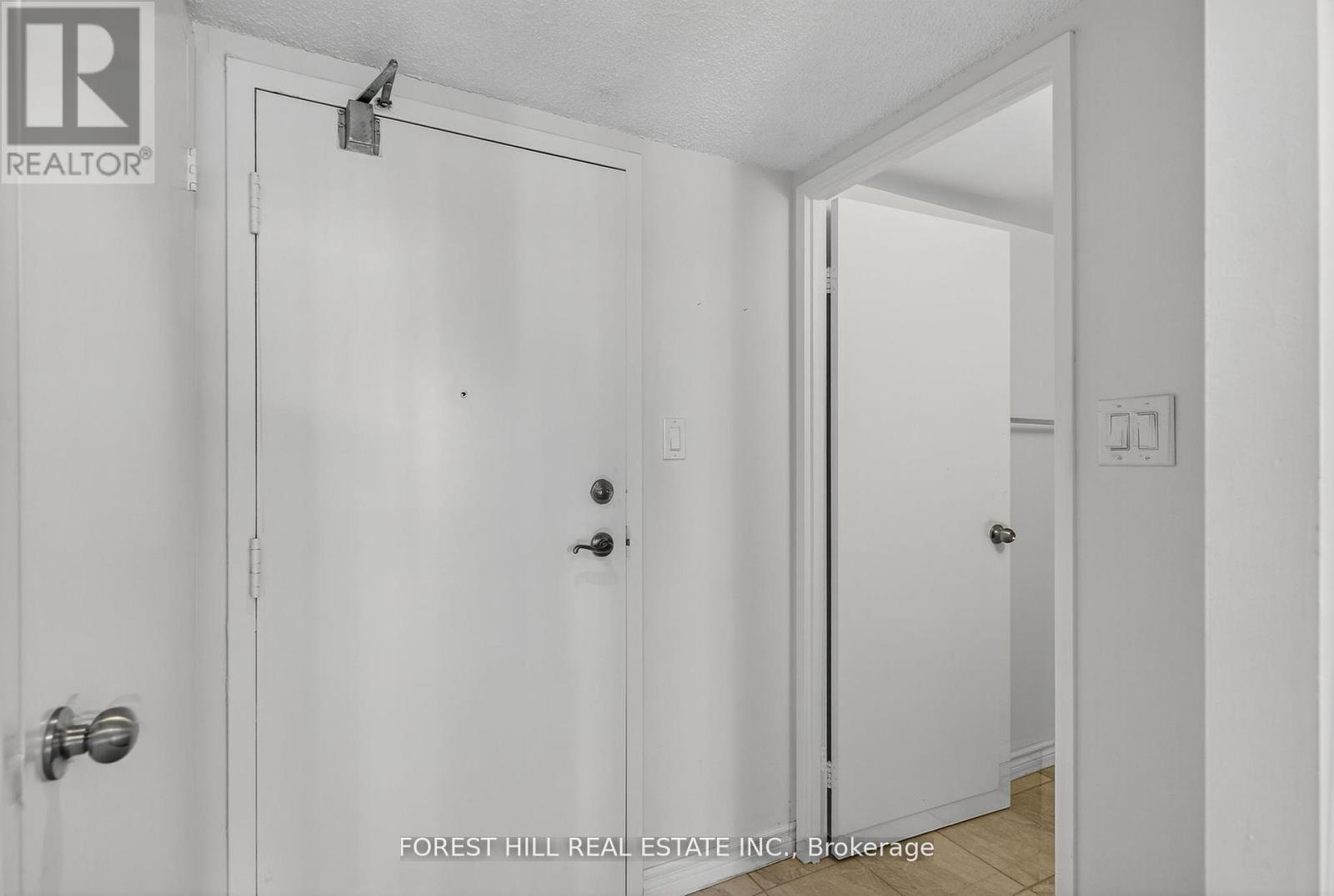 2322 - 633 Bay Street, Toronto, Ontario  M5G 2G4 - Photo 3 - C12630548