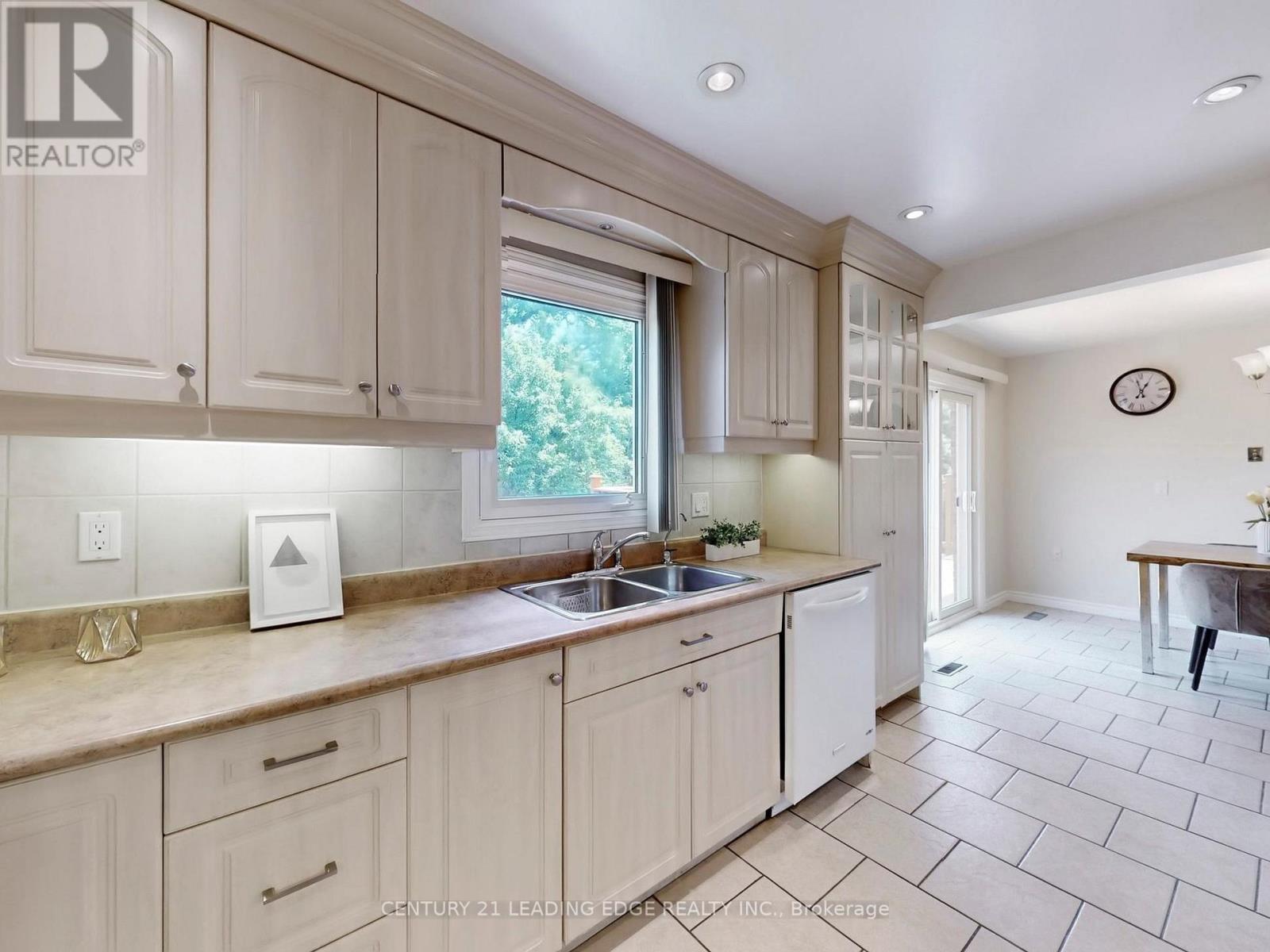 547 Village Parkway, Markham, Ontario  L3R 4K7 - Photo 12 - N12443464