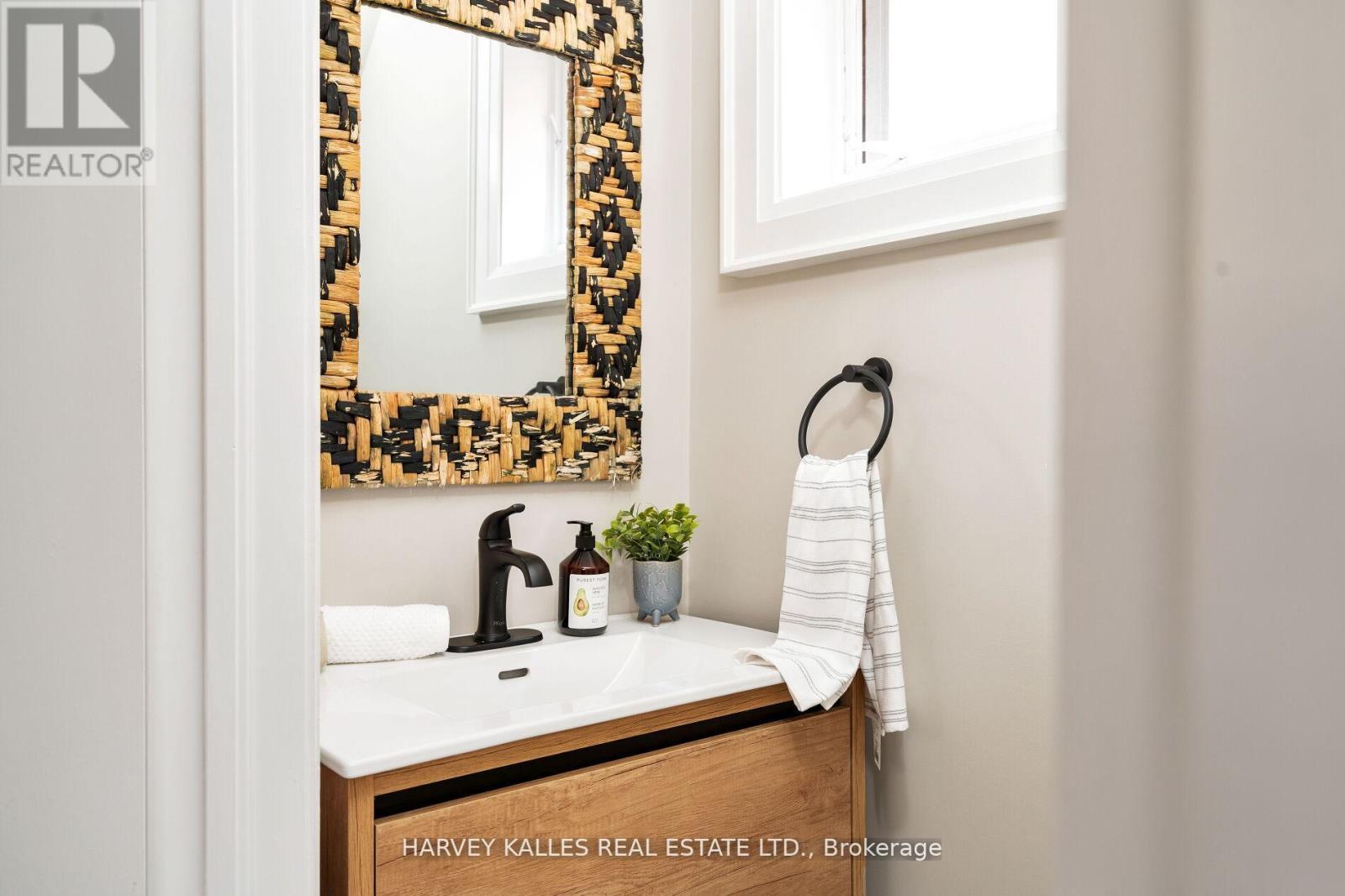 39 Standish Avenue, Toronto, Ontario  M4W 3B2 - Photo 11 - C12468701