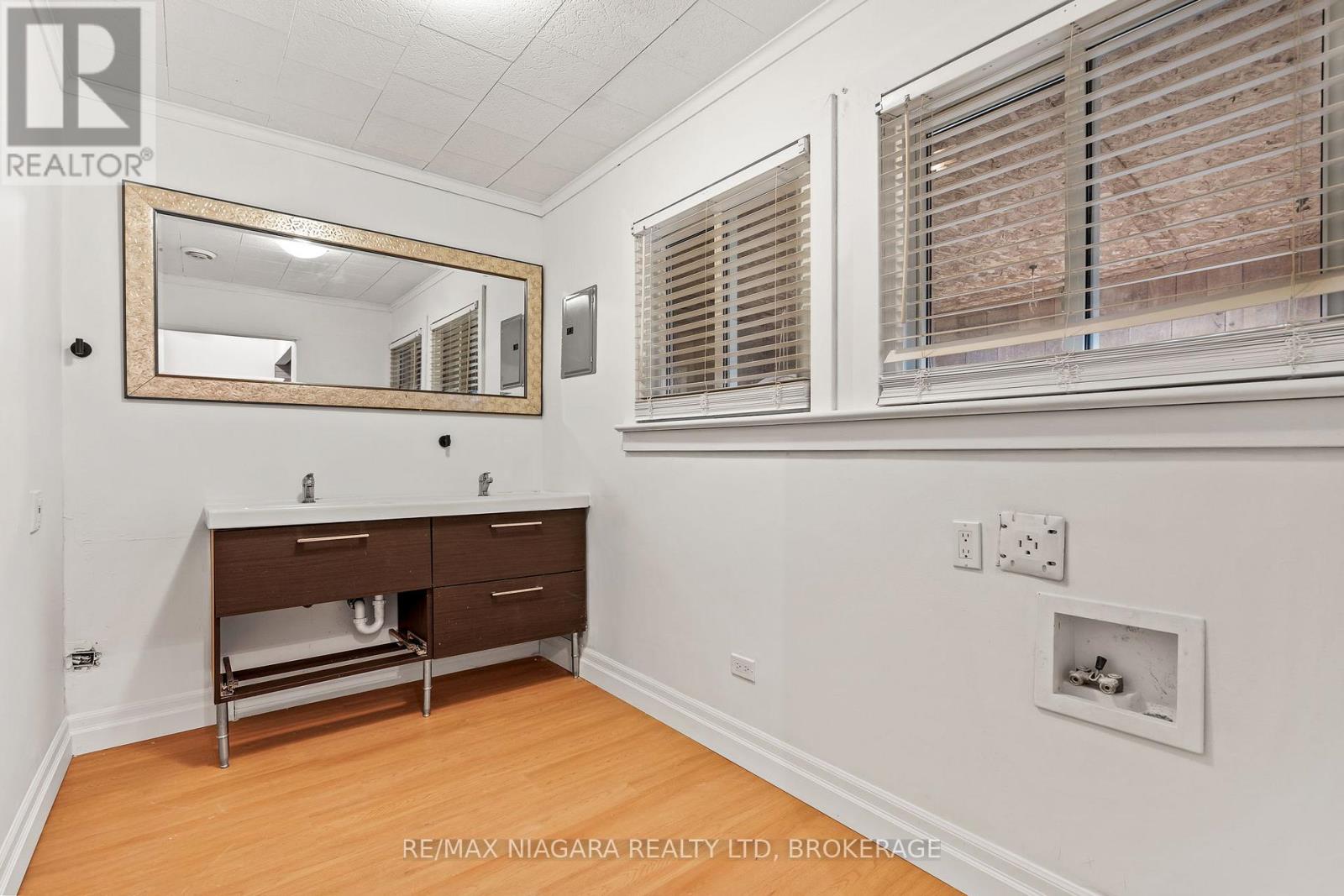 396 Fairview Road, Fort Erie (Crescent Park), Ontario  L2A 4S2 - Photo 15 - X12630590