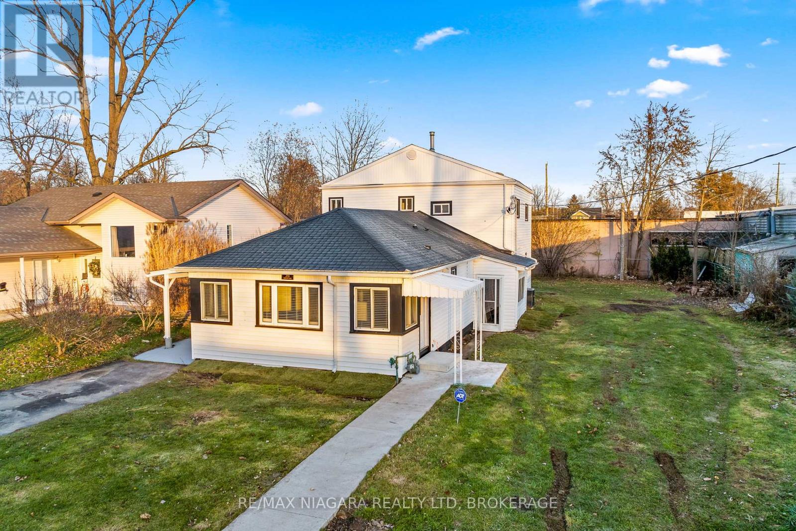 396 Fairview Road, Fort Erie (Crescent Park), Ontario  L2A 4S2 - Photo 2 - X12630590