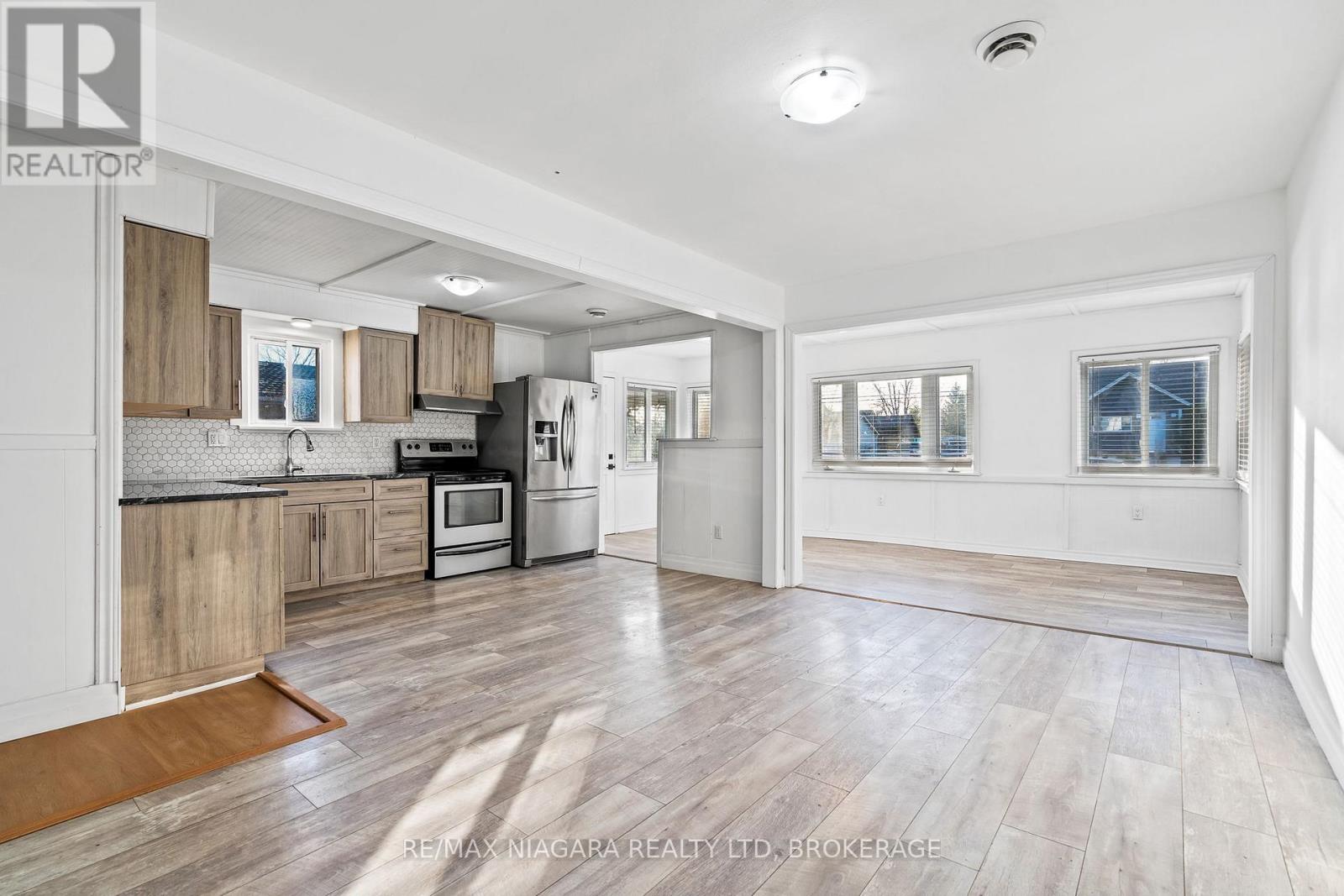 396 Fairview Road, Fort Erie (Crescent Park), Ontario  L2A 4S2 - Photo 5 - X12630590