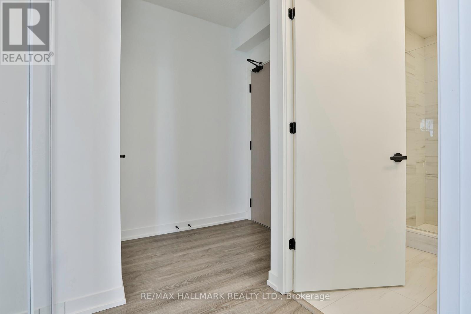 2302 - 8 Interchange Way, Vaughan, Ontario  L4K 0P8 - Photo 4 - N12607686