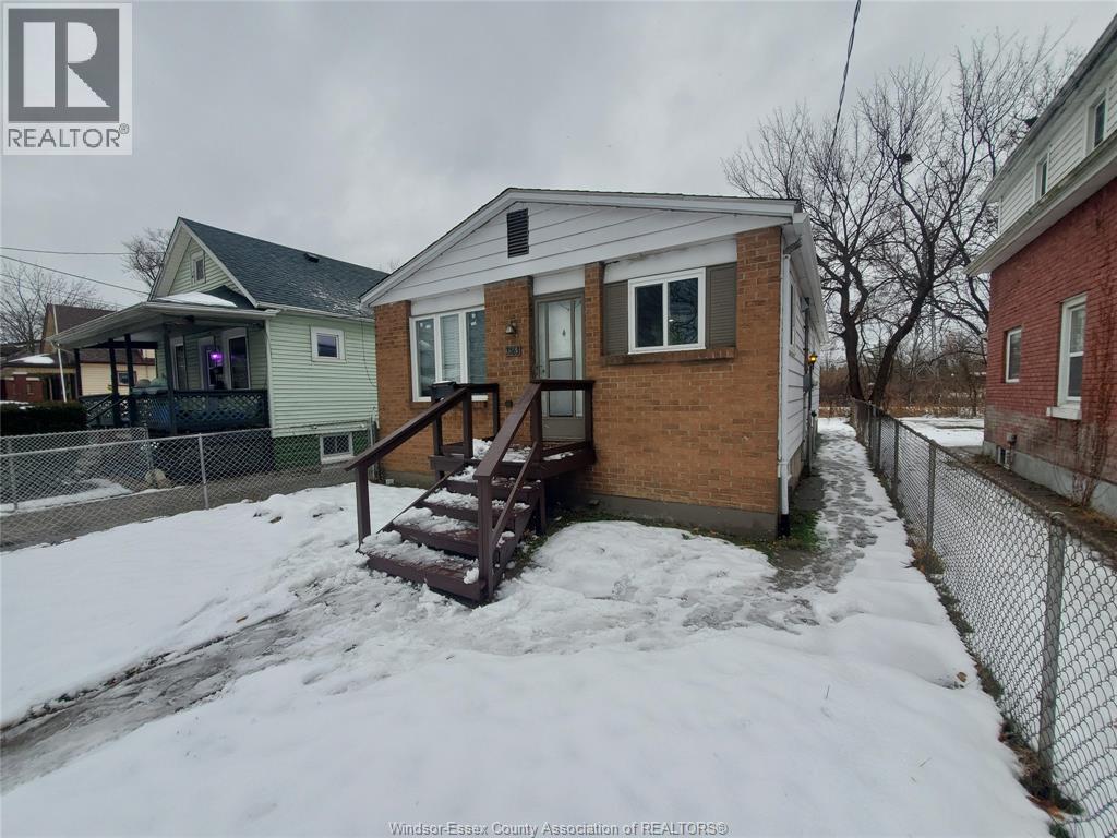 3563 Bloomfield, Windsor, Ontario N9C 1R8 - Photo 2 - 25031639