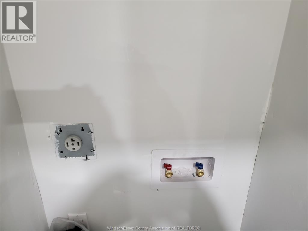 3563 Bloomfield, Windsor, Ontario N9C 1R8 - Photo 20 - 25031639