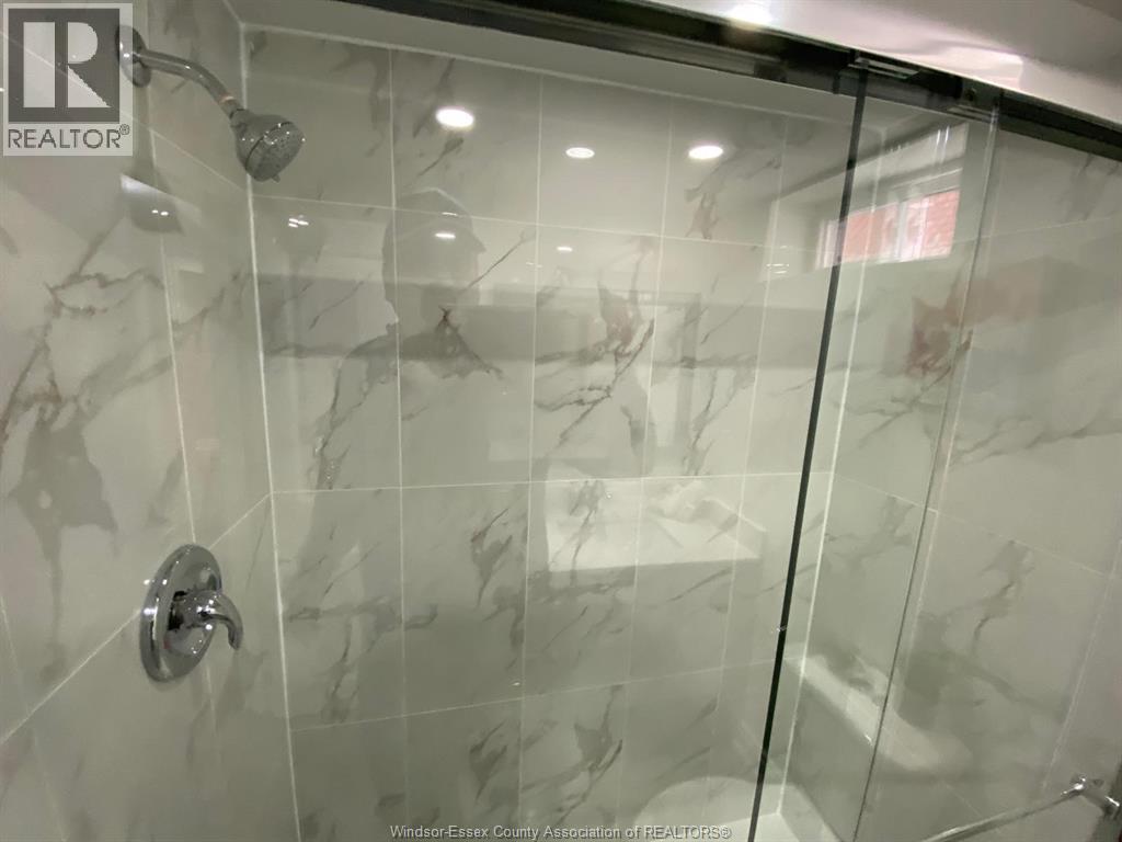 3563 Bloomfield, Windsor, Ontario N9C 1R8 - Photo 39 - 25031639