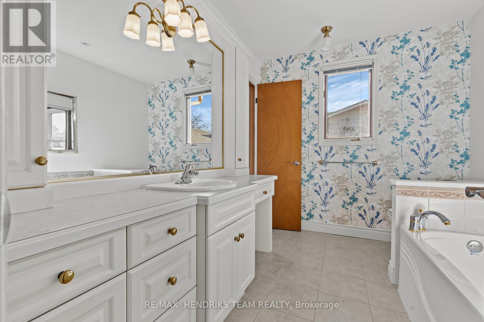 704 Vine Street, St. Catharines, Ontario L2M 7L7 - Photo 23 - X12576264