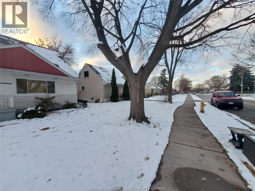 1317 Rankin, Windsor, Ontario N9B 2S5 - Photo 2 - 25031640