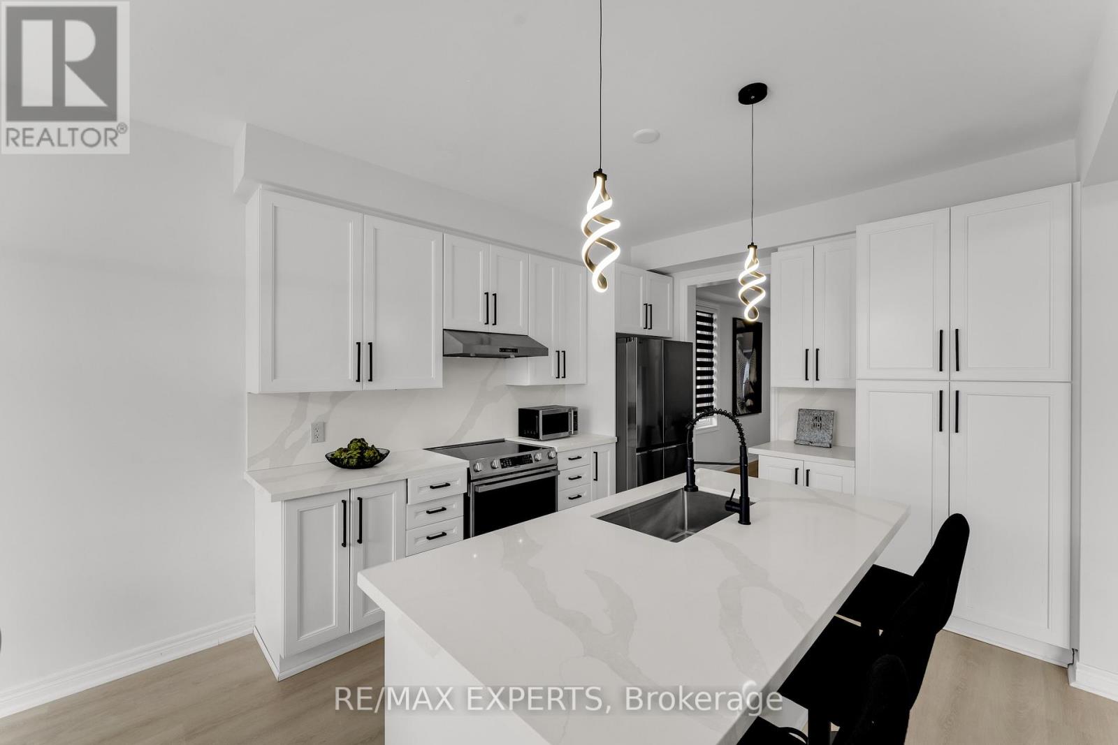 12 Vista Drive, Bradford West Gwillimbury (Bradford), Ontario  L3Z 0B6 - Photo 15 - N12630632