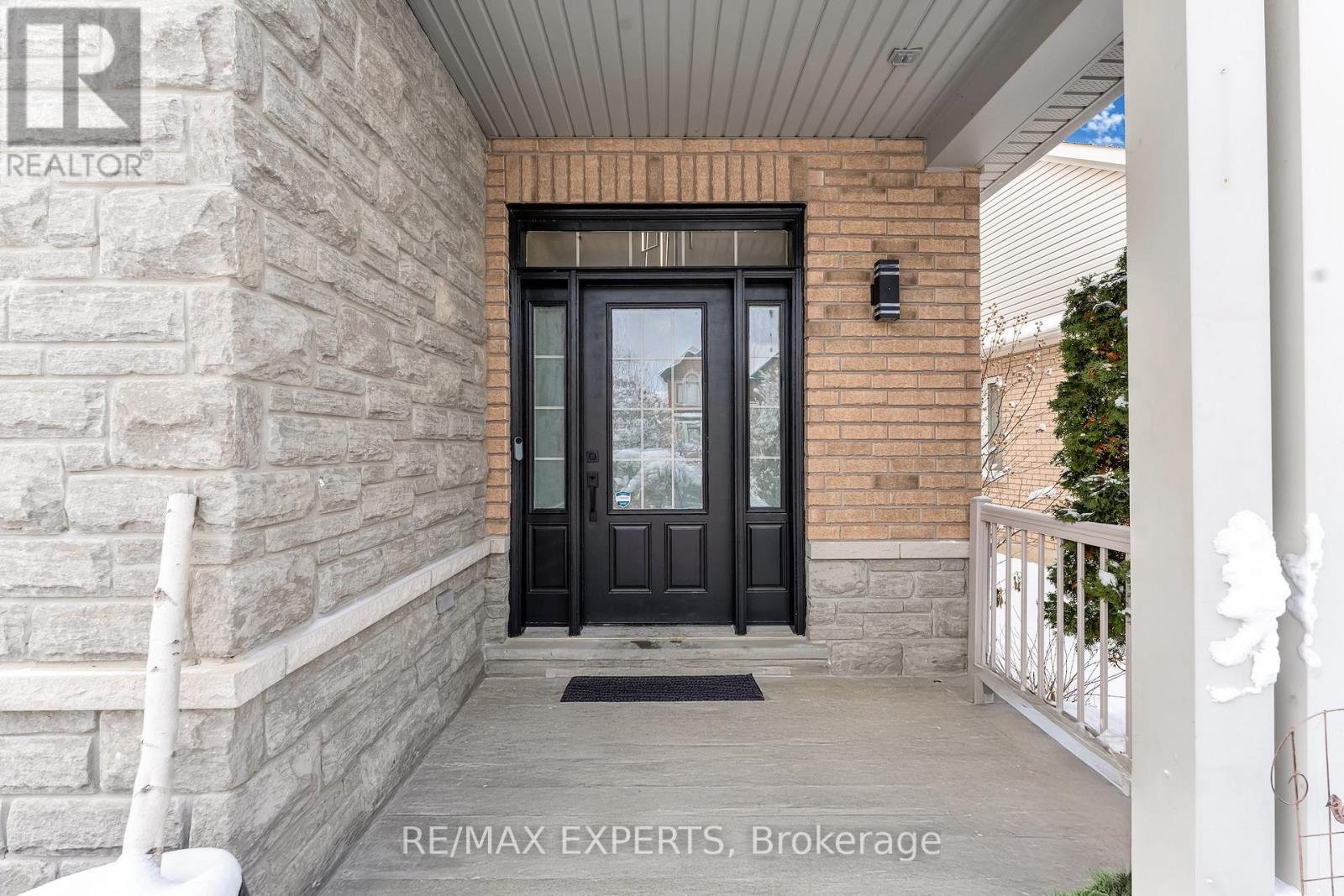 12 Vista Drive, Bradford West Gwillimbury (Bradford), Ontario  L3Z 0B6 - Photo 3 - N12630632