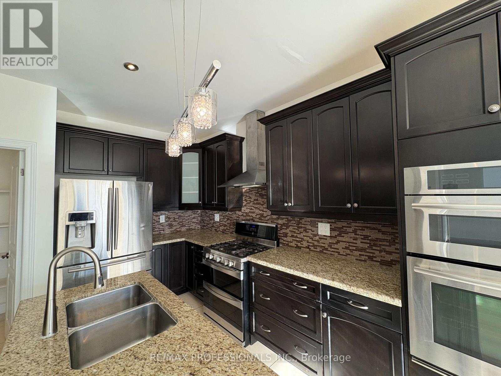 73 Barletta Drive, Vaughan, Ontario  L6A 4H5 - Photo 2 - N12630672