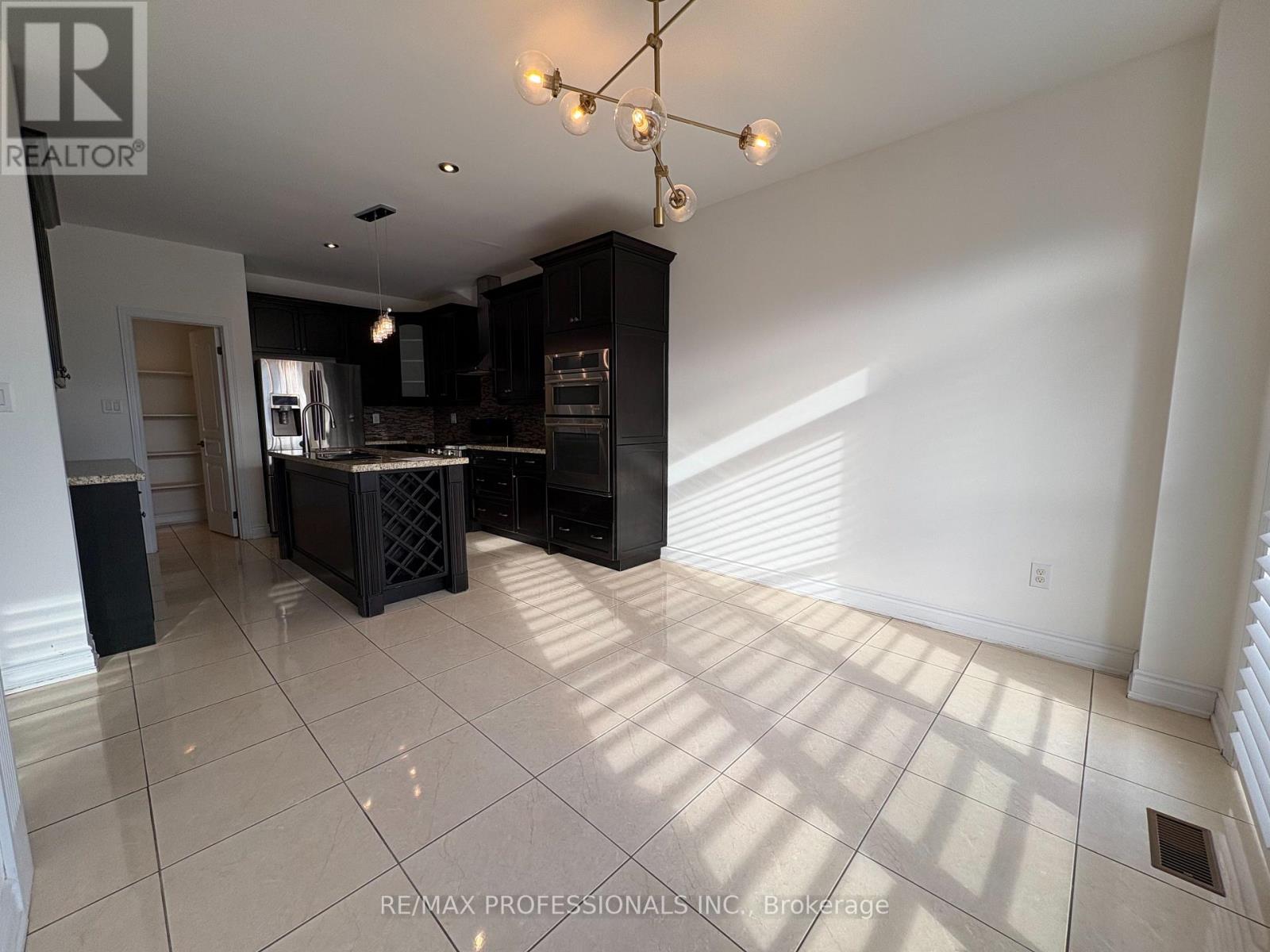 73 Barletta Drive, Vaughan, Ontario  L6A 4H5 - Photo 6 - N12630672