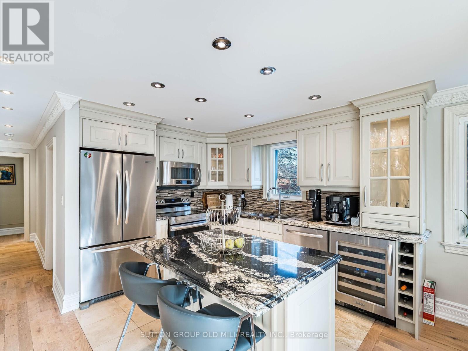 24 Cowley Avenue, Toronto, Ontario  M9B 2E3 - Photo 11 - W12630648