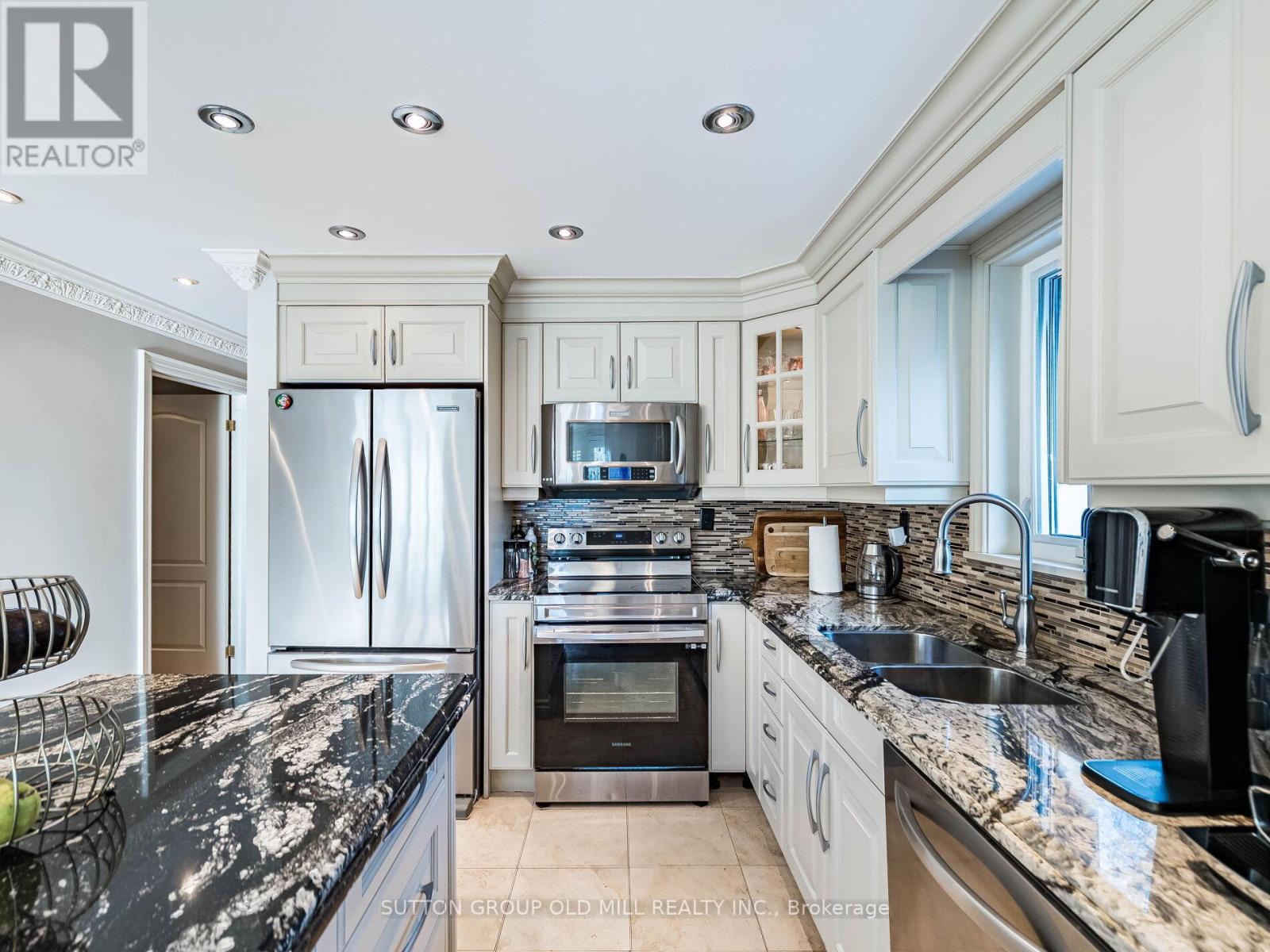 24 Cowley Avenue, Toronto, Ontario  M9B 2E3 - Photo 12 - W12630648