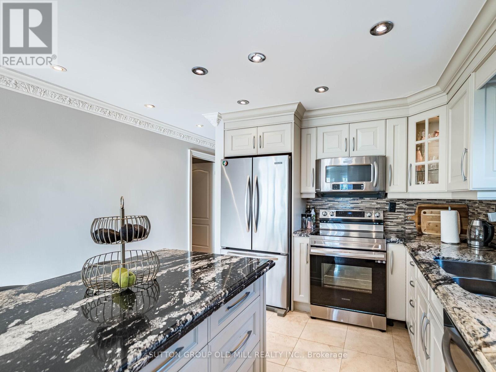 24 Cowley Avenue, Toronto, Ontario  M9B 2E3 - Photo 13 - W12630648