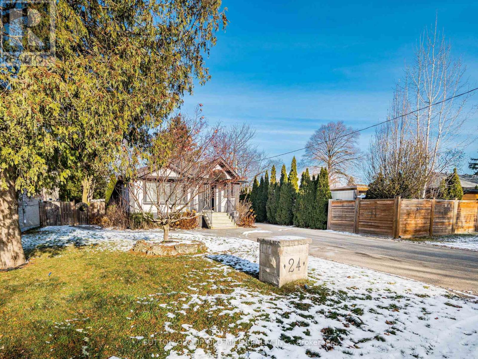 24 Cowley Avenue, Toronto, Ontario  M9B 2E3 - Photo 2 - W12630648