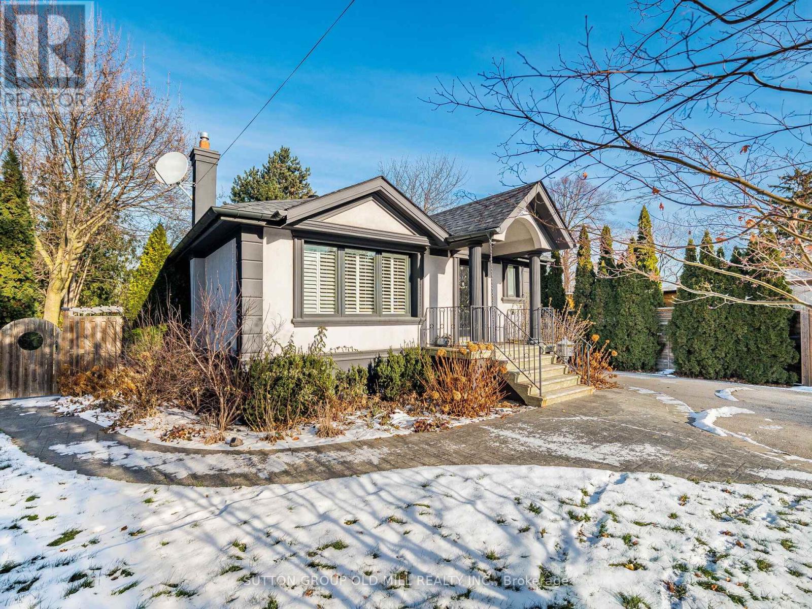 24 Cowley Avenue, Toronto, Ontario  M9B 2E3 - Photo 3 - W12630648